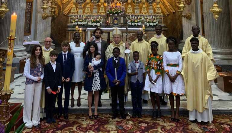 Alcuni giovani del Gana ricevono i Sacramenti dell’iniziazione cristiana