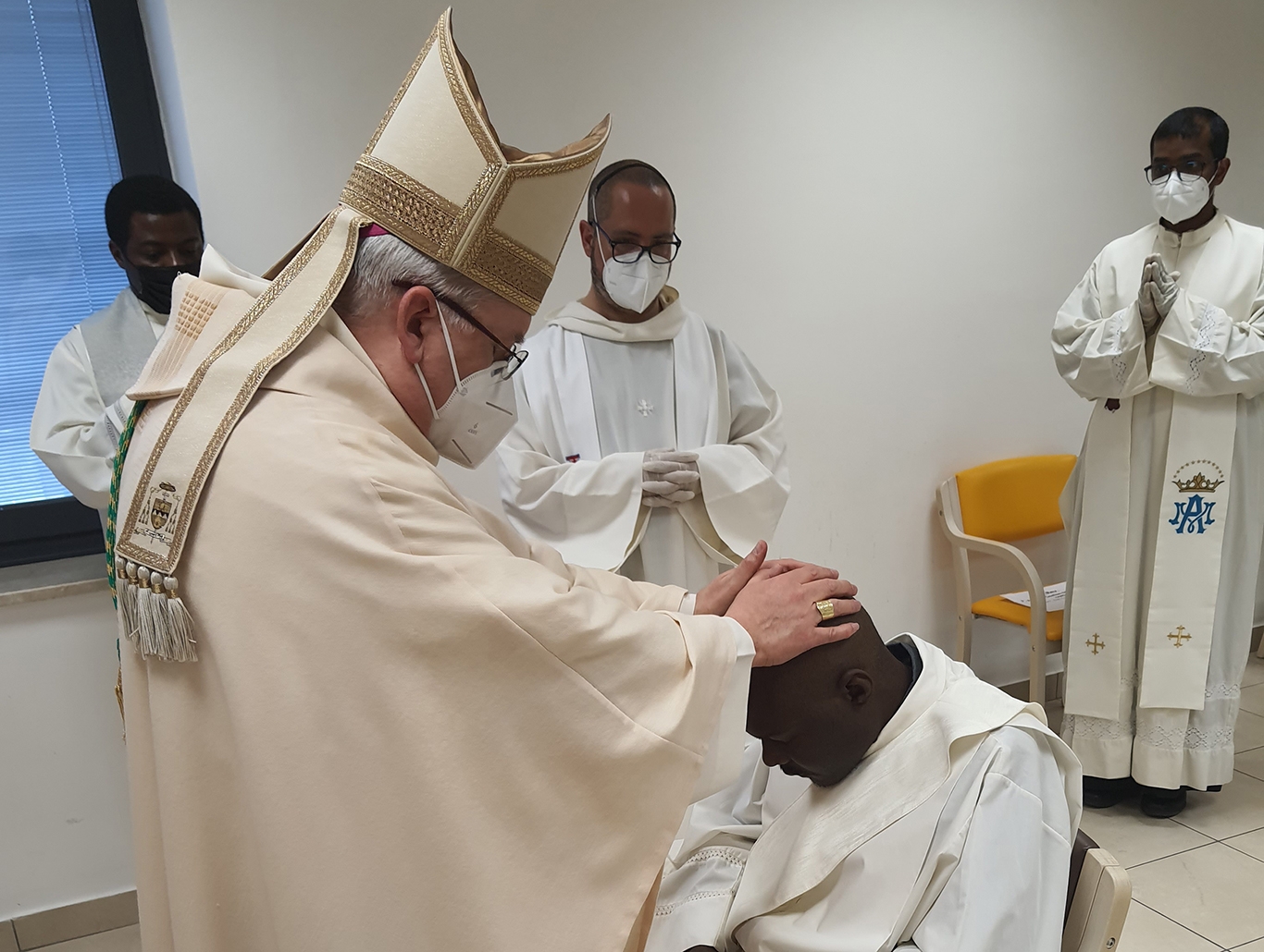 Il Vescovo Libanori su mandato del Papa ordina prete Livinius
