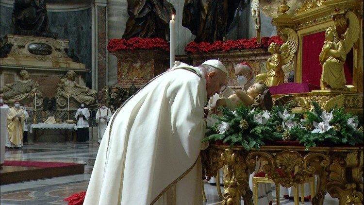 Il Papa: Gesù è nato scartato per dirci che ogni scartato è figlio di Dio