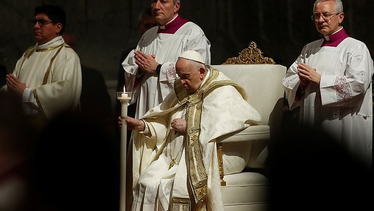Francesco nella notte di Pasqua: “Uscire dal senso di sconfitta, a rotolare via la pietra dei sepolcri”