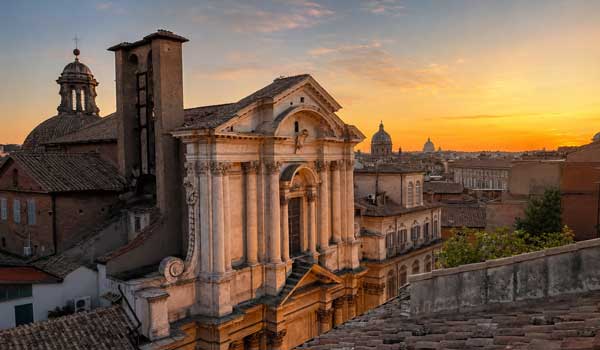 Facciata di Santa Maria in Portico in Campitelli al tramonto